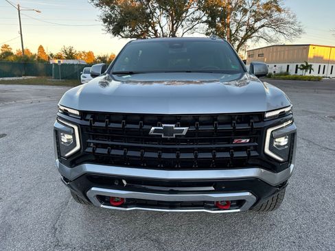 Used 2025 Chevrolet Suburban Z71 image 3