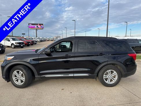 Certified 2022 Ford Explorer XLT w/ Equipment Group 202A image 3