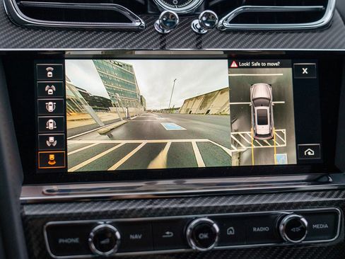 Used 2022 Bentley Bentayga image 19