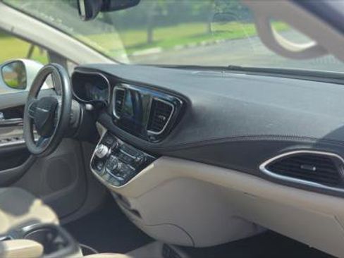 Used 2017 Chrysler Pacifica Limited w/ Tire & Wheel Group FWD image 22