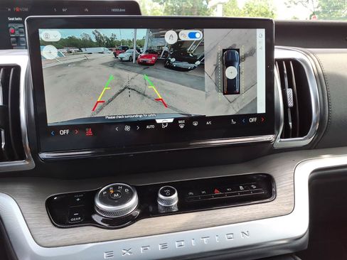 Used 2025 Ford Expedition Platinum AWD/4WD image 18