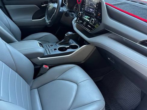 Used 2022 Toyota Highlander XLE AWD/4WD image 20