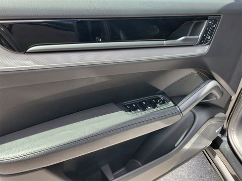 Used 2025 Porsche Cayenne image 25