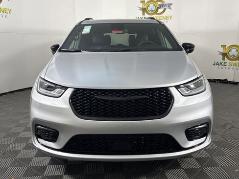 New 2026 Chrysler Pacifica Select w/ S Appearance Package image 2