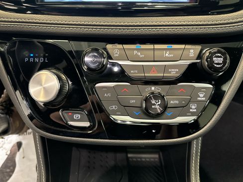 Used 2026 Chrysler Pacifica Limited FWD image 32