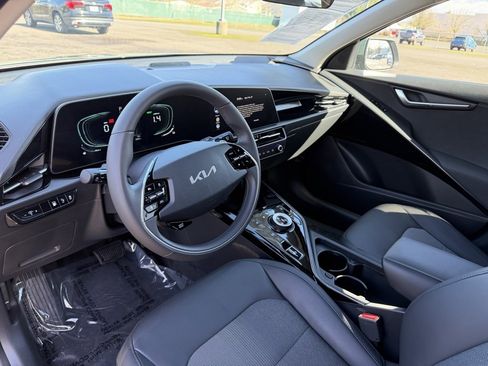 Used 2025 Kia Niro EX image 16