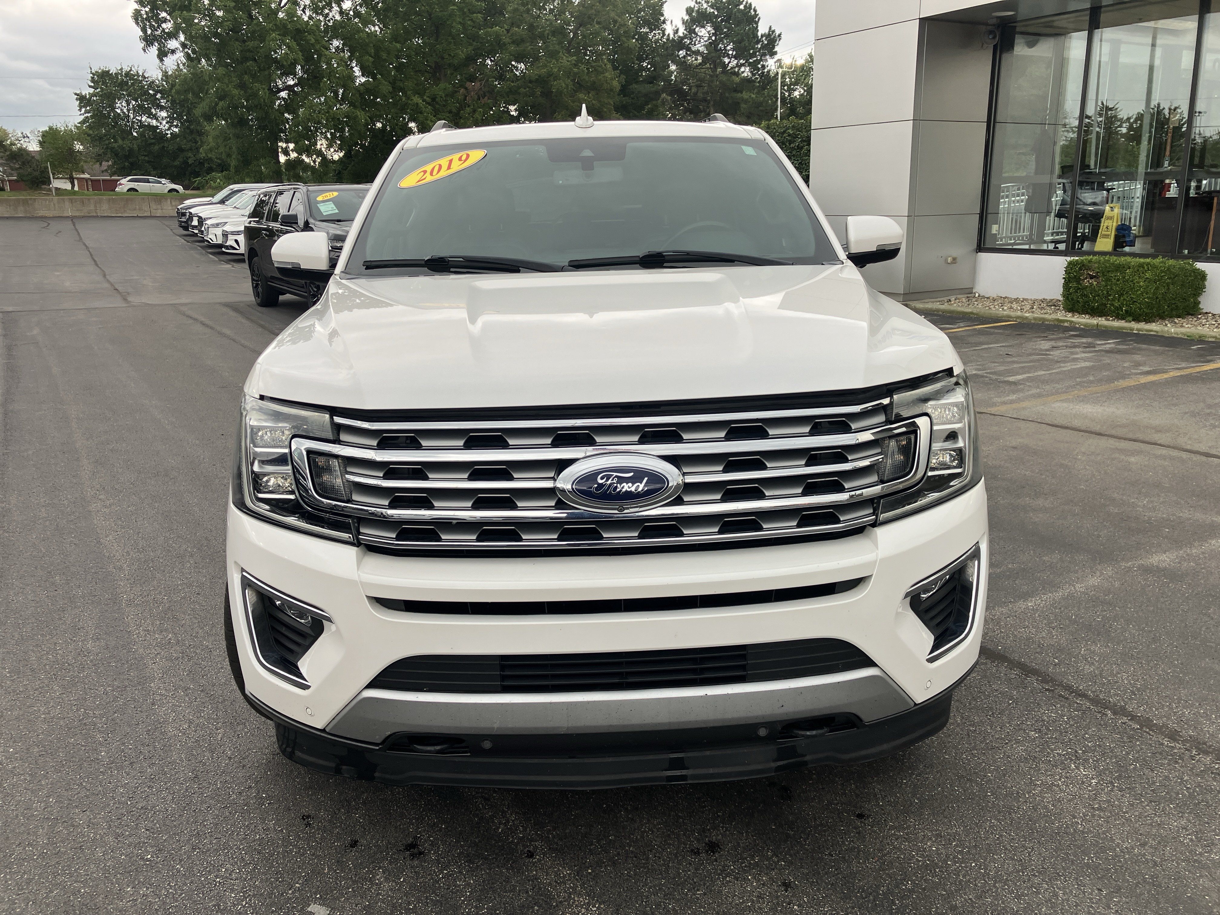 Used 2019 Ford Expedition Limited w/ Equipment Group 302A AWD/4WD image 2