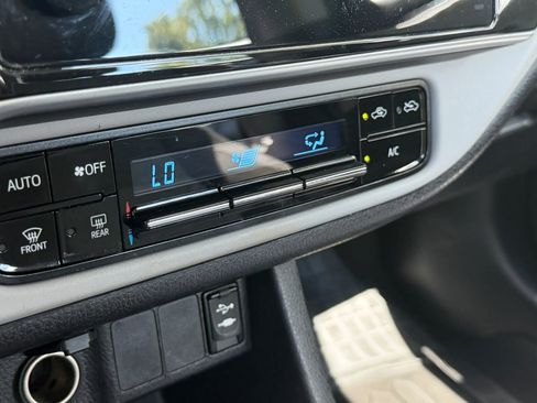 Used 2018 Toyota Corolla LE FWD image 35