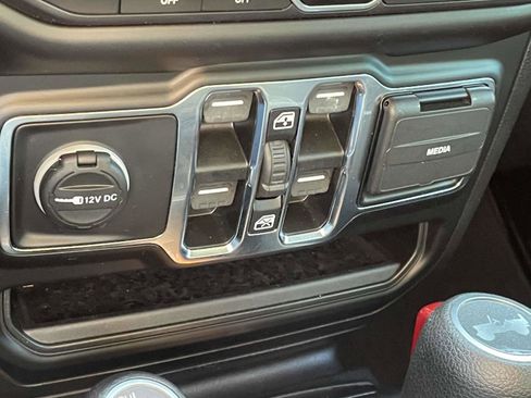 Used 2021 Jeep Wrangler Unlimited Sahara image 5