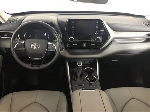 Certified 2021 Toyota Highlander XLE image 13