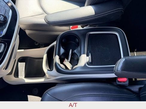 Certified 2024 Chrysler Pacifica Touring-L FWD image 14