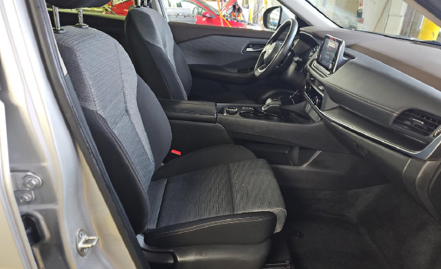 Used 2023 Nissan Rogue SV AWD/4WD image 12