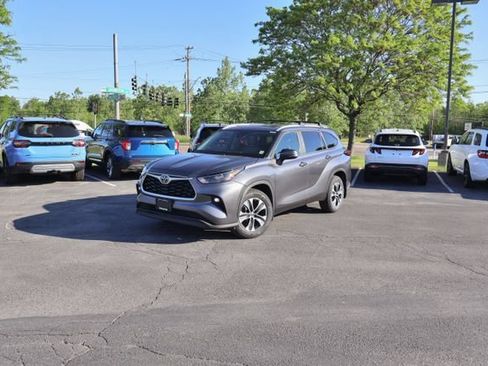 Used 2023 Toyota Highlander XLE AWD/4WD image 3