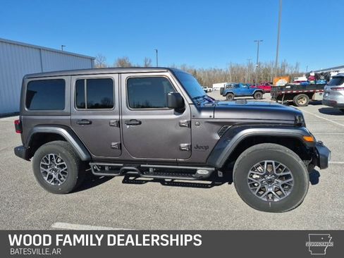 Used 2025 Jeep Wrangler Sahara image 4