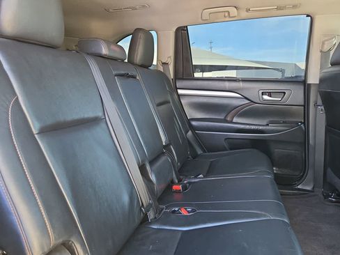 Used 2014 Toyota Highlander XLE image 17
