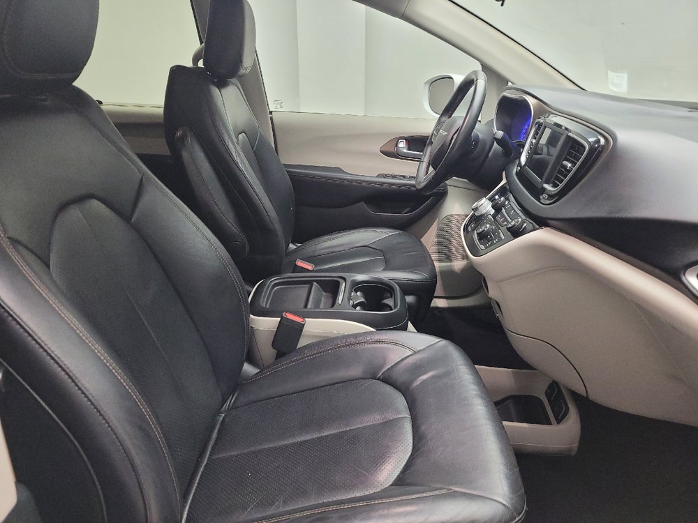 Used 2018 Chrysler Pacifica Touring-L FWD image 21