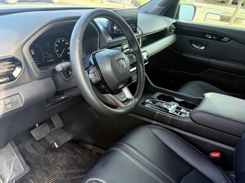 Used 2025 Honda Pilot TrailSport image 8