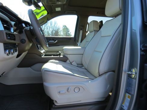 Used 2025 GMC Yukon XL Denali w/ Denali Reserve Package image 14