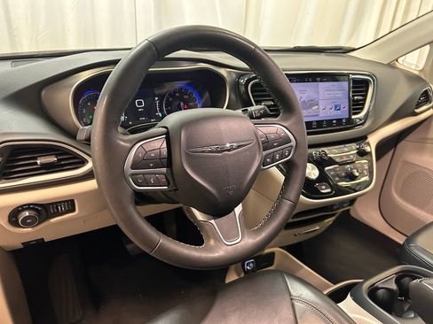 Used 2023 Chrysler Pacifica Touring-L FWD image 2