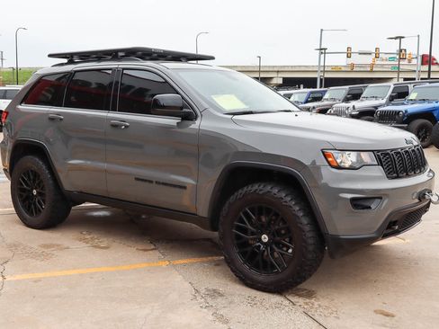 Used 2020 Jeep Grand Cherokee Laredo image 4