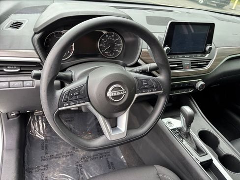 Used 2025 Nissan Altima 2.5 SV FWD image 29