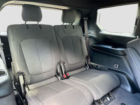 Used 2024 Jeep Grand Cherokee L Laredo image 30