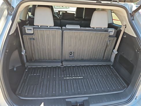 Used 2023 Toyota Highlander LE FWD image 31