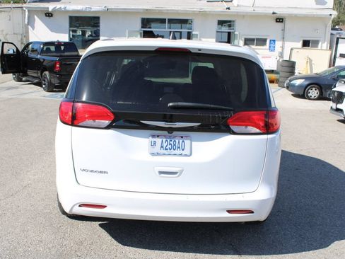 Used 2023 Chrysler Voyager LX FWD image 5