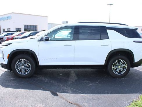 Used 2025 Chevrolet Traverse LT FWD image 4