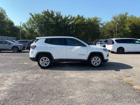 Used 2025 Jeep Compass Latitude AWD/4WD image 15
