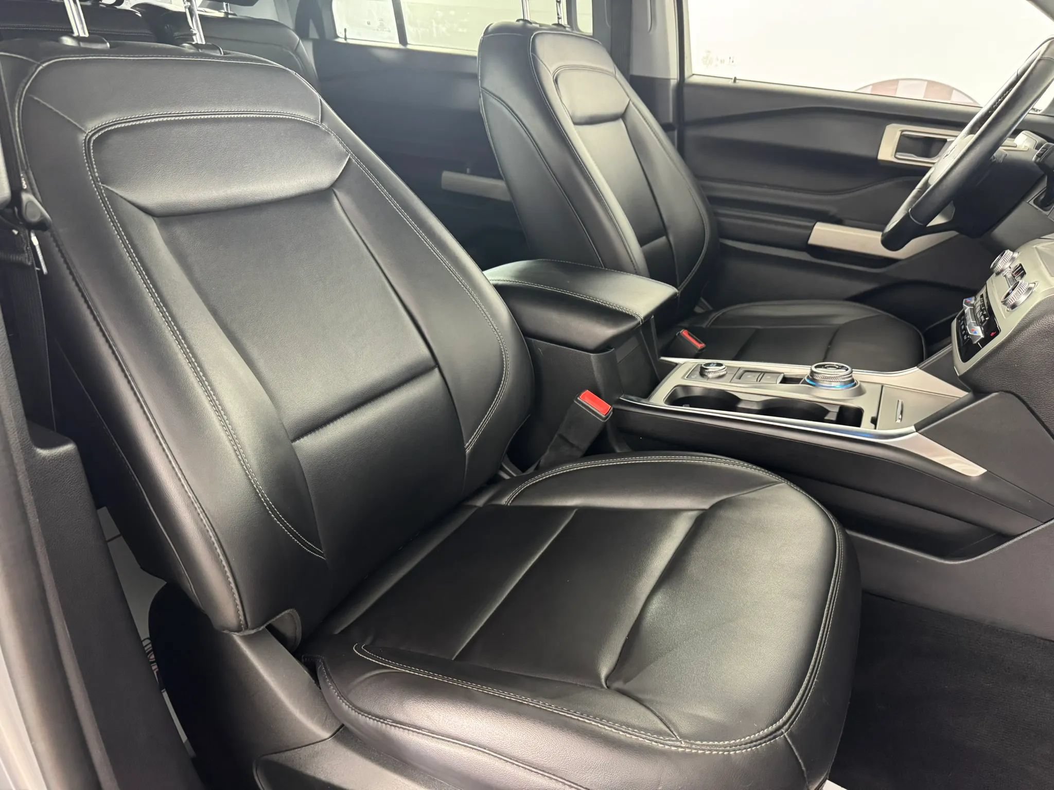 Used 2022 Ford Explorer XLT w/ Equipment Group 202A AWD/4WD image 33