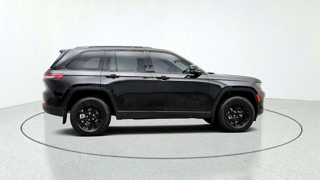 Used 2024 Jeep Grand Cherokee Altitude AWD/4WD image 4