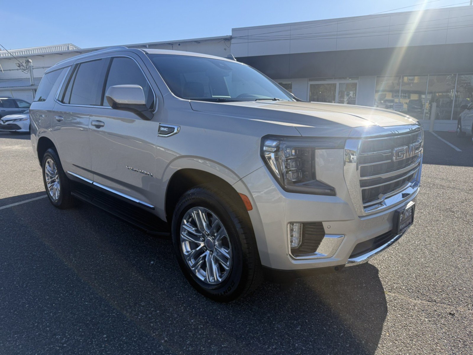 Used 2023 GMC Yukon SLT AWD/4WD image 1