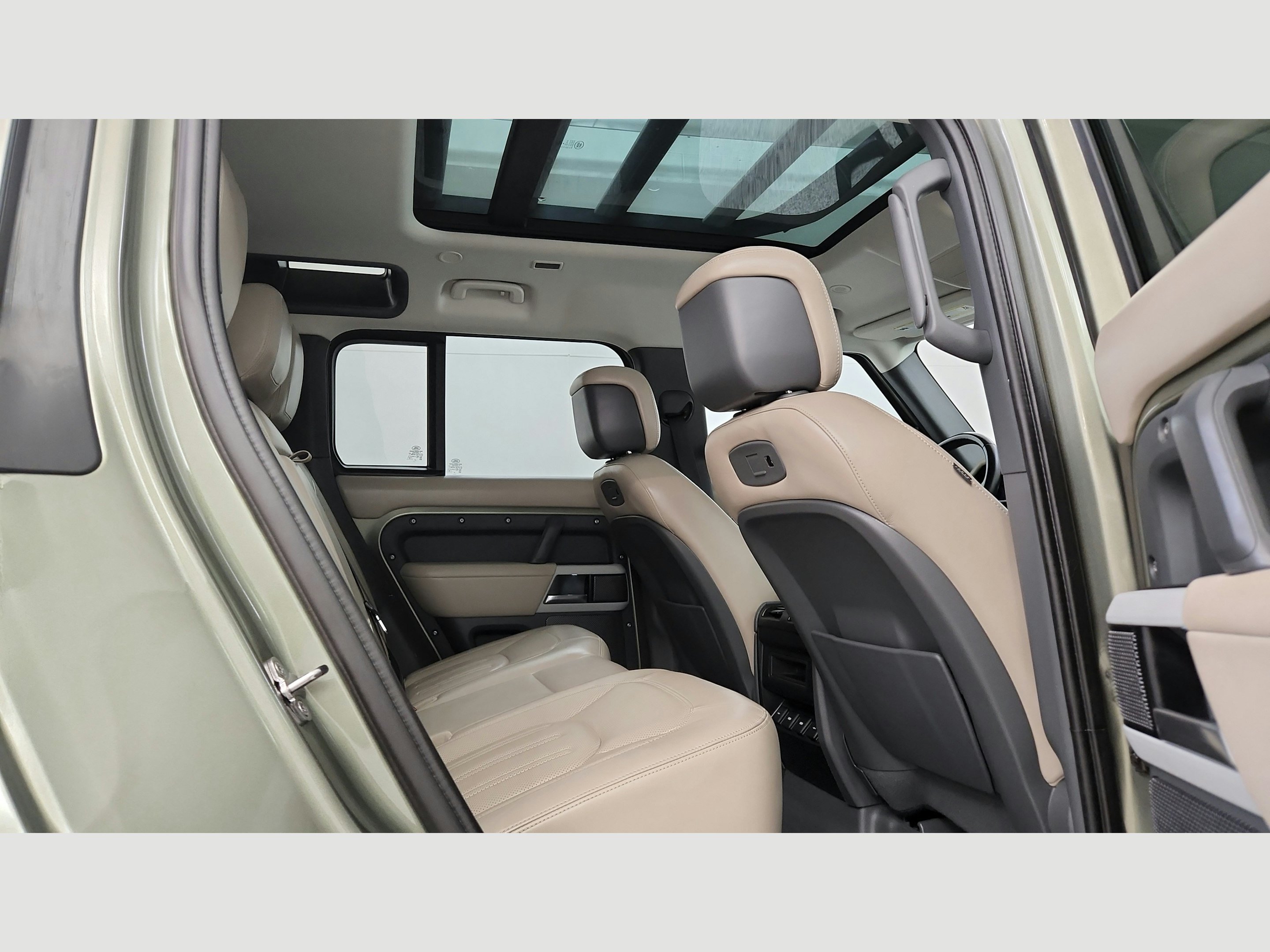 Used 2020 Land Rover Defender 110 HSE AWD/4WD image 32