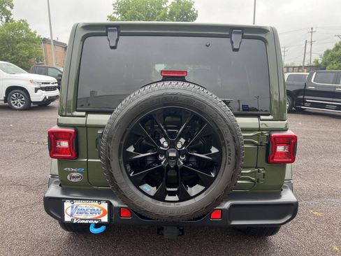Used 2022 Jeep Wrangler Unlimited Sahara w/ Cold Weather Group AWD/4WD image 6