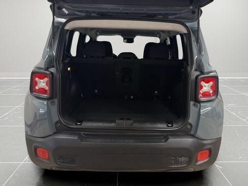 Used 2018 Jeep Renegade Latitude w/ UConnect 8.4 Nav Group FWD image 15