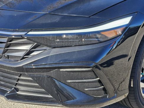 New 2025 Hyundai Elantra Limited FWD image 9
