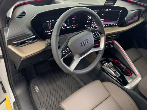 New 2025 Audi Q5 Prestige w/ 20" Wheel Package image 4