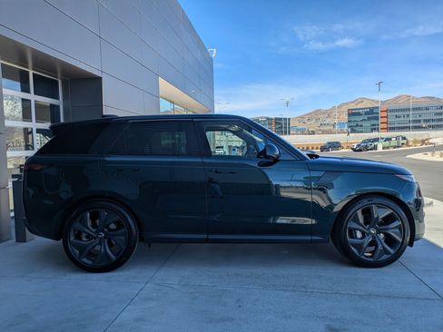 Used 2025 Land Rover Range Rover Sport SE image 5