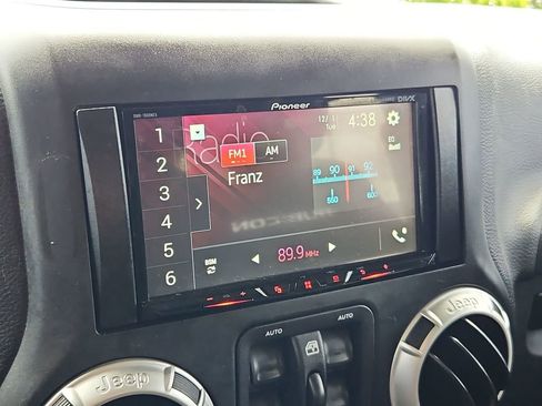 Used 2017 Jeep Wrangler Unlimited Rubicon w/ Connectivity Group AWD/4WD image 17