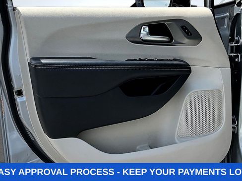 Used 2024 Chrysler Pacifica Touring-L FWD image 21