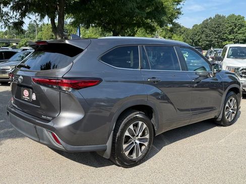 Used 2023 Toyota Highlander XLE AWD/4WD image 10