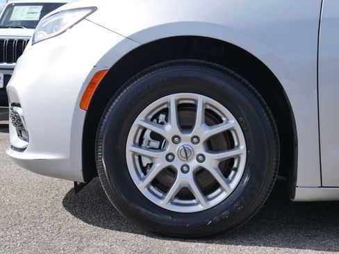 Used 2023 Chrysler Pacifica Touring-L image 9