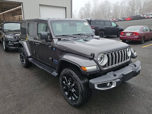 Used 2025 Jeep Wrangler Unlimited Sahara AWD/4WD image 2