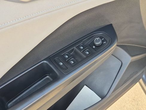 Used 2025 Volkswagen Taos SE AWD/4WD image 13
