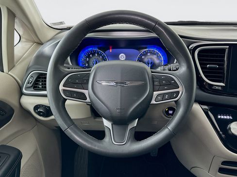 Used 2023 Chrysler Pacifica Touring-L FWD image 18
