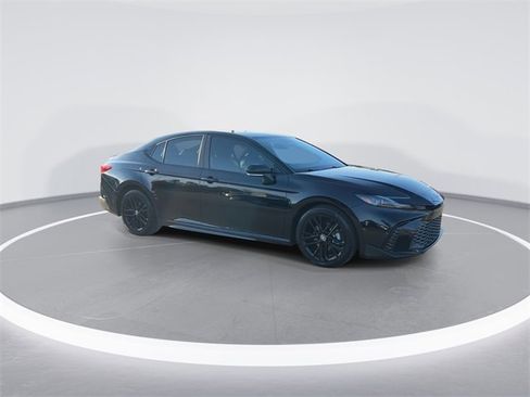 Used 2025 Toyota Camry SE image 9