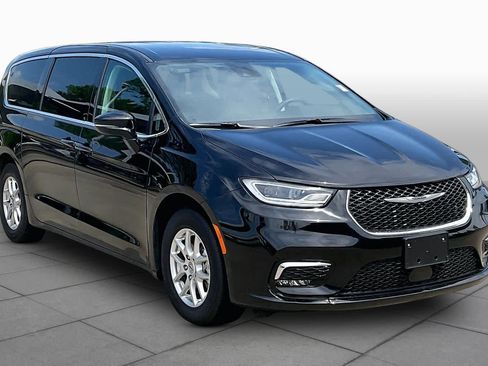 Certified 2024 Chrysler Pacifica Touring-L FWD image 3