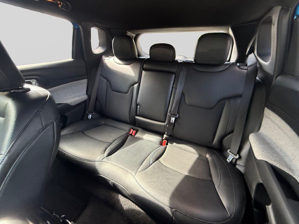 Used 2025 Jeep Compass Latitude AWD/4WD image 13