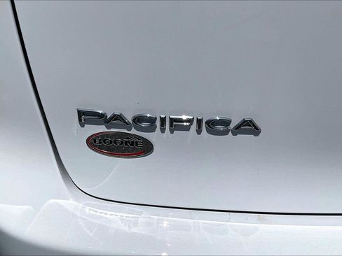 Used 2025 Chrysler Pacifica Select FWD image 9